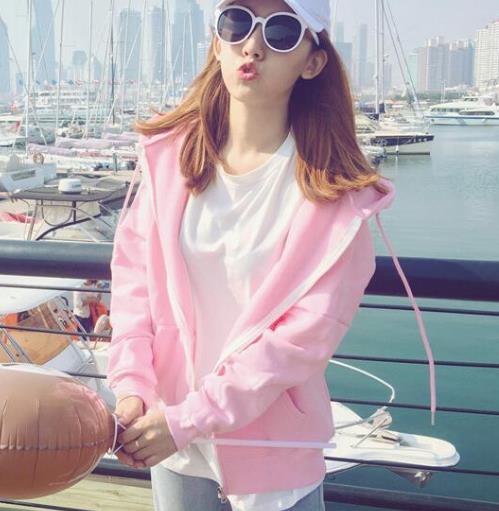 新款修身印花卫衣搭配：显瘦减龄卫衣推荐（图）