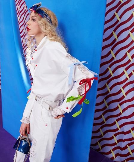 喇叭袖镂空衬衫搭配破洞牛仔裤：夏日清凉甜美风