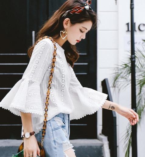 喇叭袖镂空衬衫搭配破洞牛仔裤：夏日清凉甜美风