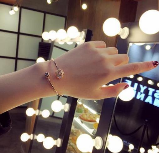 今年最流行的手镯:奢华大气个性百搭韩国手镯(图) 今年最流行的手镯:奢华大气个性百搭韩国手镯(图)