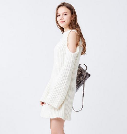 条纹修身连衣裙搭配毛呢大衣：俏皮又不失优雅（图）