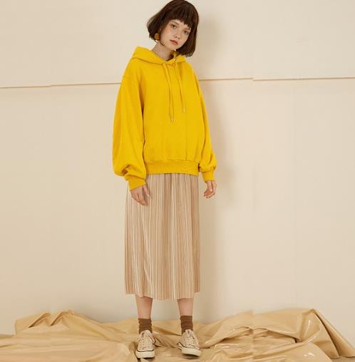 链条包搭配喇叭袖荷叶边镂空毛衣裙：时尚性感（图）