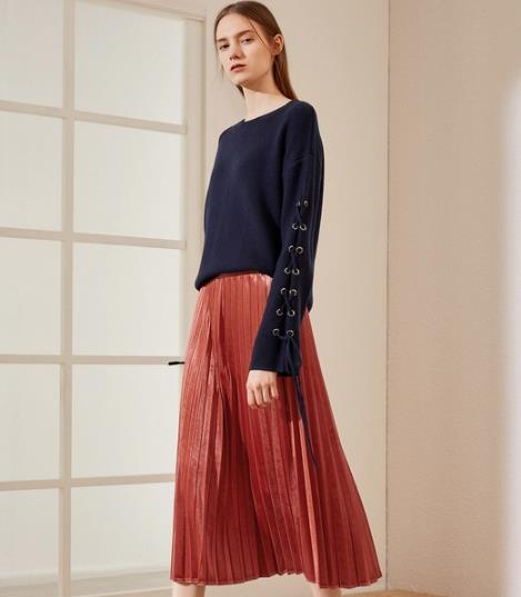 中长丝绒百褶半裙搭配喇叭袖毛衣：优雅大方又淑女