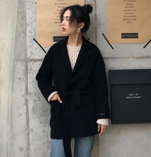 系带翻领毛呢短外套多种搭配：打造时尚潮流名媛范