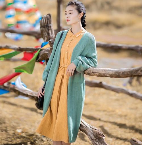 木耳边双排扣毛呢外套搭配针织长裙:时尚又减龄 木耳边双排扣毛呢外套搭配针织长裙:时尚又减龄