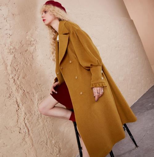 木耳边双排扣毛呢外套搭配针织长裙：时尚又减龄