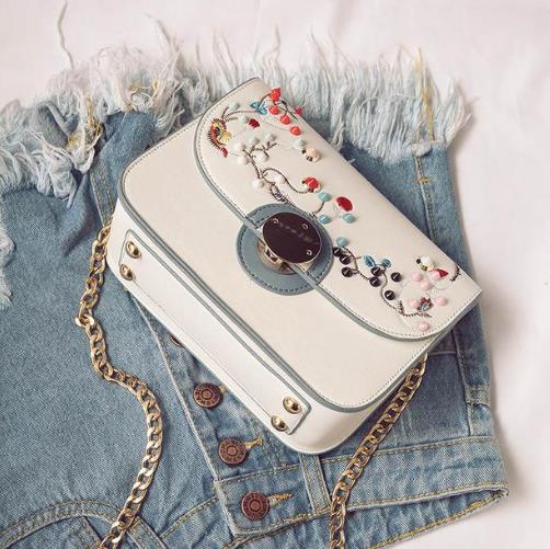 花朵菱格链条包的多种搭配：打造时尚文艺范（图）