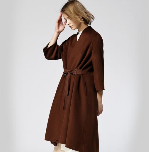 冬季时尚大衣：双排扣肩章大衣打造百变风格（图）