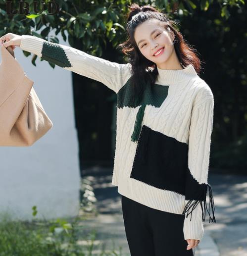 V领毛绒蕾丝套头衫搭配皮裤:俏皮又不失优雅(图) V领毛绒蕾丝套头衫搭配皮裤:俏皮又不失优雅(图)