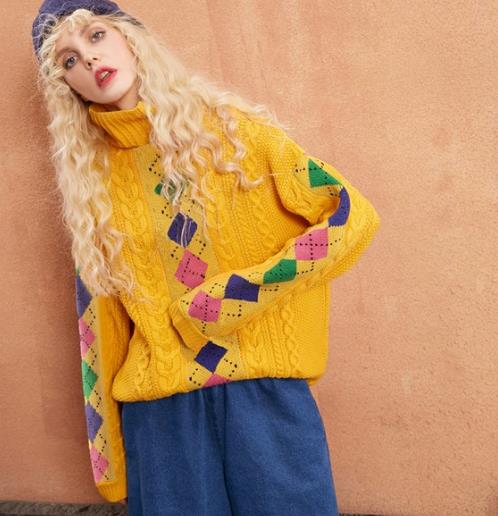 V领毛绒蕾丝套头衫搭配皮裤:俏皮又不失优雅(图) V领毛绒蕾丝套头衫搭配皮裤:俏皮又不失优雅(图)