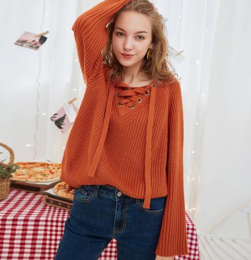 V领毛绒蕾丝套头衫搭配皮裤：俏皮又不失优雅（图）