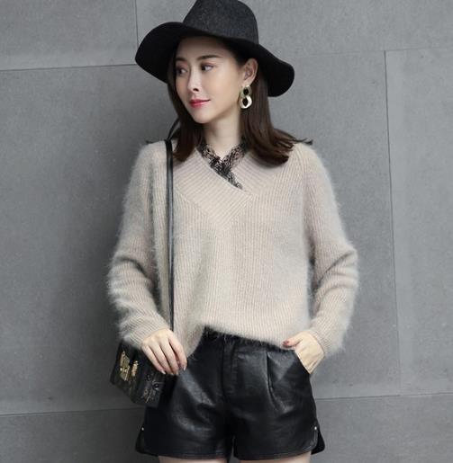 V领毛绒蕾丝套头衫搭配皮裤：俏皮又不失优雅（图）