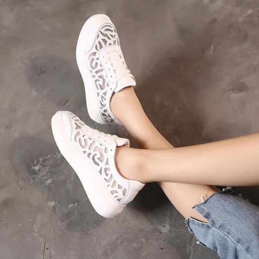 镂空网纱小白鞋怎么搭配：5款打造甜美俏皮少女风