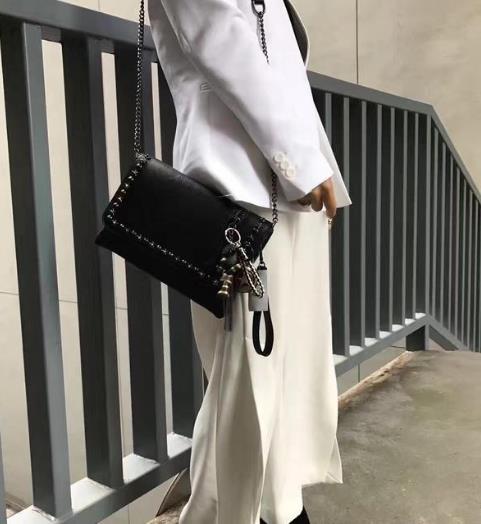单肩斜跨链条包：成功女性的标配链条包推荐
