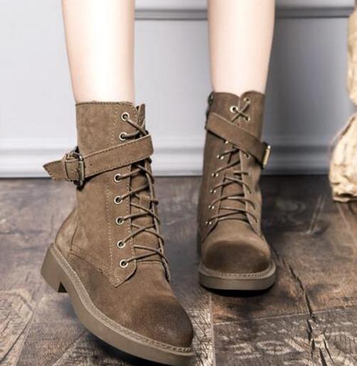 磨砂后拉链粗跟马丁靴搭配：显瘦打造大长腿（图）