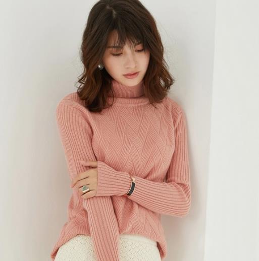 竖条纹纯色针织衫搭配阔腿裤:简约大方又显瘦(图) 竖条纹纯色针织衫搭配阔腿裤:简约大方又显瘦(图)