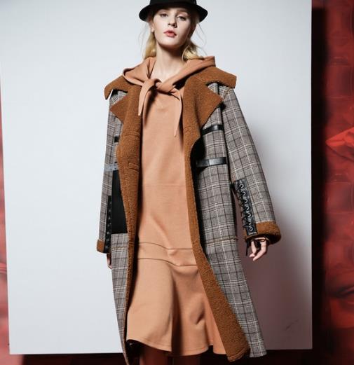 大翻领纯色呢大衣的多种搭配：时尚显瘦大衣推荐