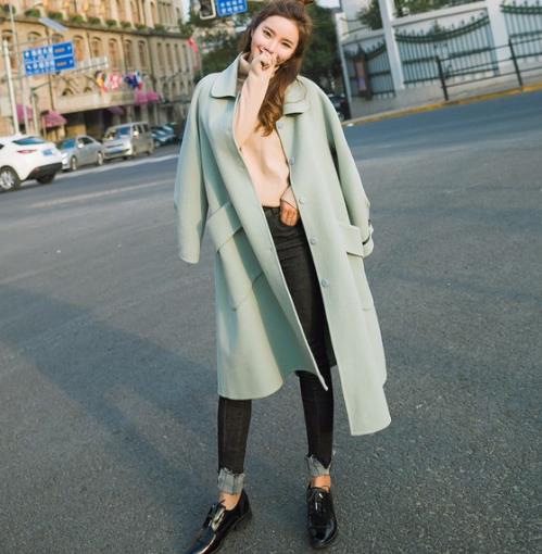 小脚裤搭配斗篷式毛呢外套：休闲百搭又显瘦（图）
