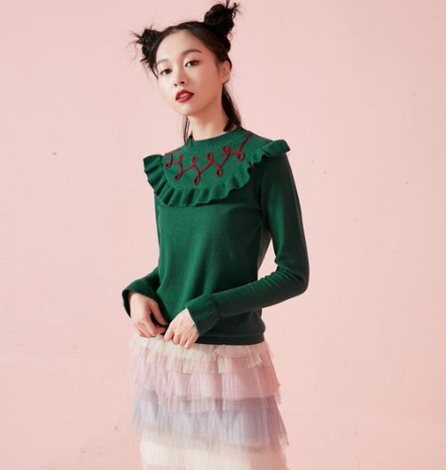 木耳边圆领针织衫搭配蕾丝裙：时尚减龄文艺范儿