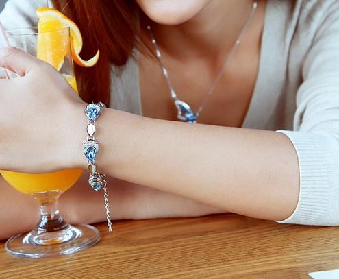 七彩水晶小鱼手链搭配：时尚可爱手链推荐（图）