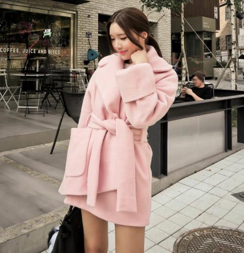 翻领纯色毛呢大衣搭配阔腿裤：彰显知性优雅女人味