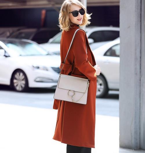 翻领纯色毛呢大衣搭配阔腿裤：彰显知性优雅女人味