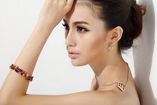 七彩水晶小鱼手链搭配：时尚可爱手链推荐（图）