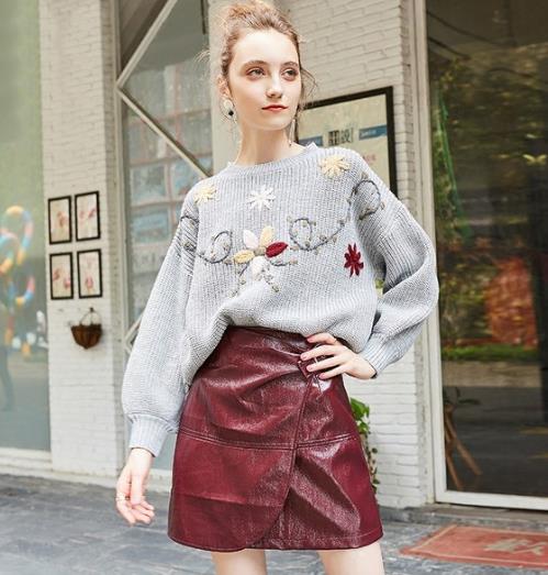 刺绣圆领灯笼袖毛衣搭配高腰小皮裙：甜美又优雅