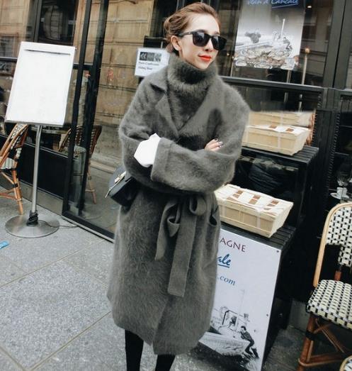 刺绣圆领灯笼袖毛衣搭配高腰小皮裙：甜美又优雅