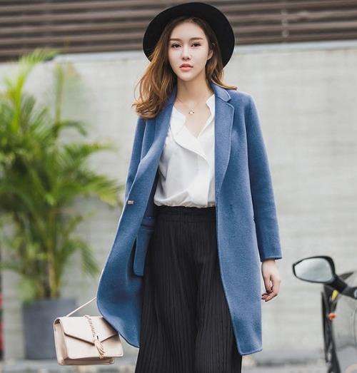 刺绣圆领灯笼袖毛衣搭配高腰小皮裙：甜美又优雅