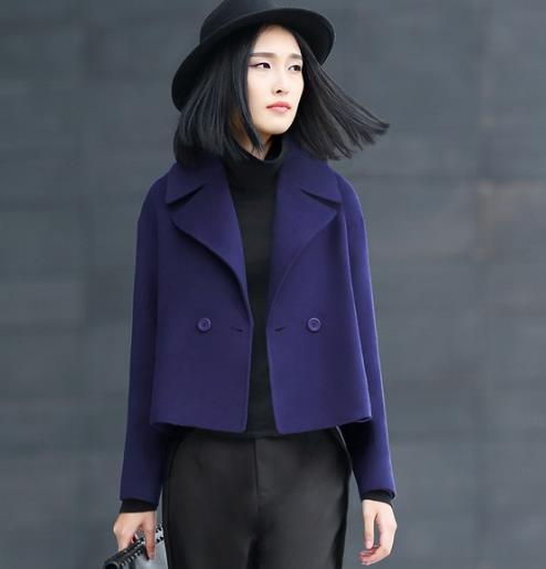 格子短裤搭配翻领口袋毛呢短外套：彰显青春活力