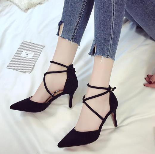 小脚裤搭配浅口细跟尖头单鞋:性感时尚女王范 小脚裤搭配浅口细跟尖头单鞋:性感时尚女王范