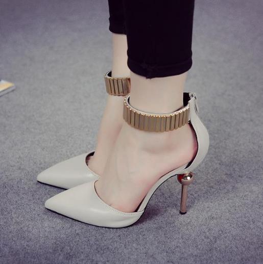 小脚裤搭配浅口细跟尖头单鞋：性感时尚女王范