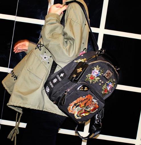 特有范儿的双肩包搭配：时尚韩版铆钉双肩包推荐