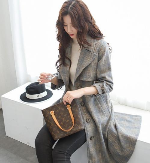 今年流行格子外套：时尚减龄西装领格子毛呢外套