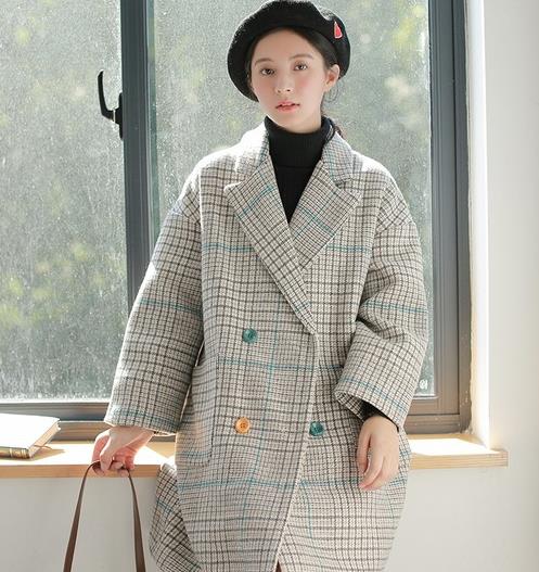 今年流行格子外套：时尚减龄西装领格子毛呢外套