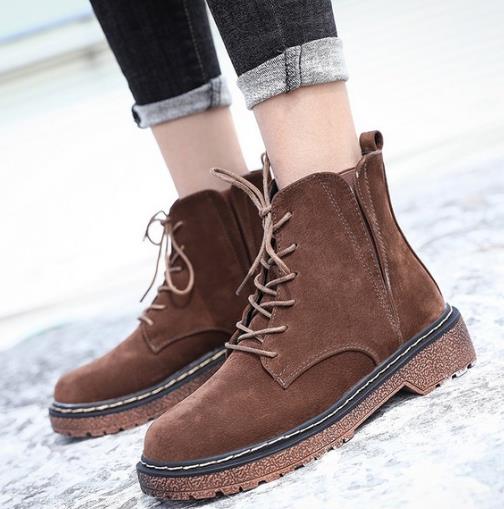 百搭棕色圆头马丁靴搭配：时尚知性马丁靴分享（图）