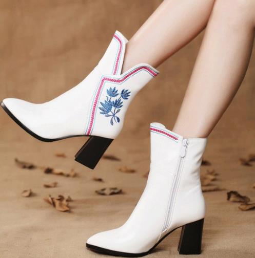 今年新款木耳边撞色粗跟靴：显瘦减龄粗跟靴推荐