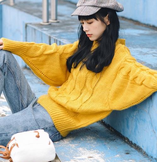 牛仔裤搭配蝙蝠袖纯色针织毛衣:青春减龄复古风 牛仔裤搭配蝙蝠袖纯色针织毛衣:青春减龄复古风