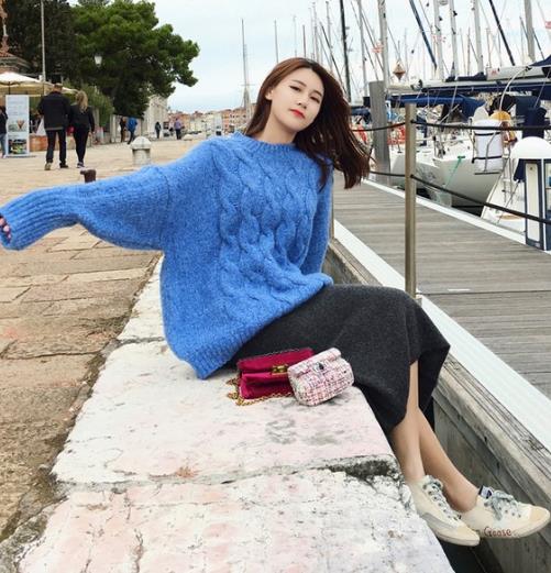 牛仔裤搭配蝙蝠袖纯色针织毛衣:青春减龄复古风 牛仔裤搭配蝙蝠袖纯色针织毛衣:青春减龄复古风