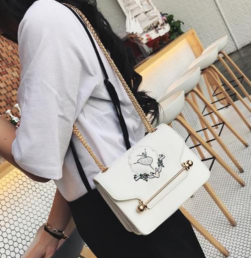 江疏影同款链条斜挎包：帅气时髦斜挎包搭配（图）