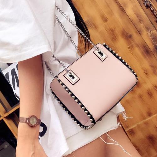 江疏影同款链条斜挎包：帅气时髦斜挎包搭配（图）