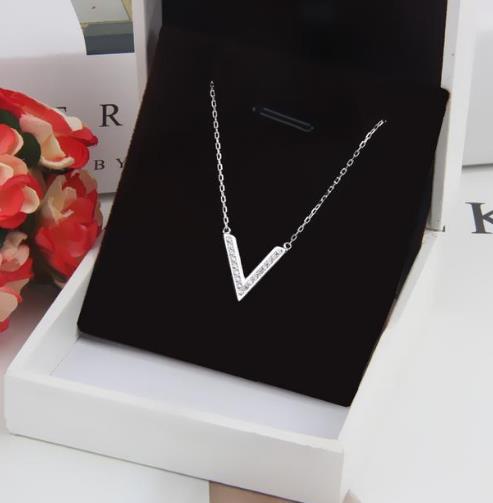 气质玫瑰金四叶草项链：时尚个性项链搭配（图）