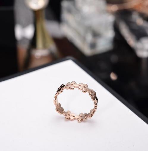 时尚气质钢镀玫瑰金戒指:大气减龄戒指推荐(图) 时尚气质钢镀玫瑰金戒指:大气减龄戒指推荐(图)