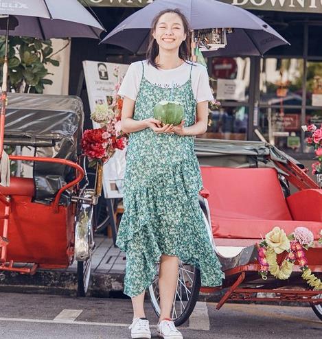 网纱拼接牛仔背带裙搭配：青春减龄背带裙推荐