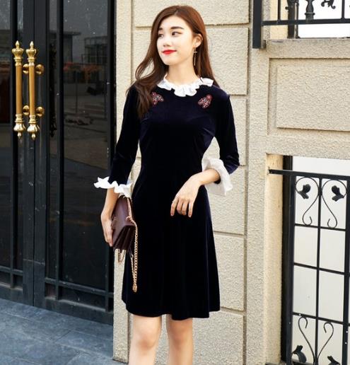 七分袖金丝绒连衣裙搭配大衣：修身显瘦连衣裙推荐