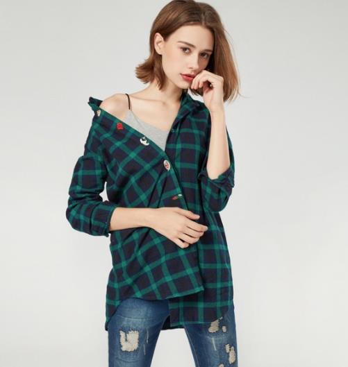 内搭衬衫推荐：学院风休闲刺绣格子衬衫搭配（图）