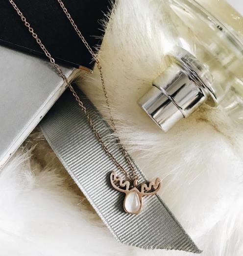 玫瑰金珍珠耳饰的多种搭配:高贵典雅耳饰推荐(图) 玫瑰金珍珠耳饰的多种搭配:高贵典雅耳饰推荐(图)