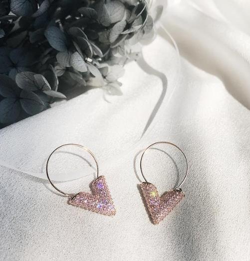 玫瑰金珍珠耳饰的多种搭配：高贵典雅耳饰推荐（图）