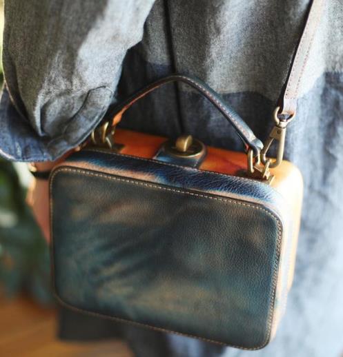 真皮复古手拎包斜跨包的多种搭配：时尚百搭（图）